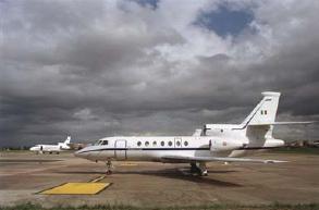Il Falcon 50 ed il Falcon 900 sullo sfondo in dotazione al 31° Stormo pronti al decollo sulla pista dell'Aeroporto di Ciampino
